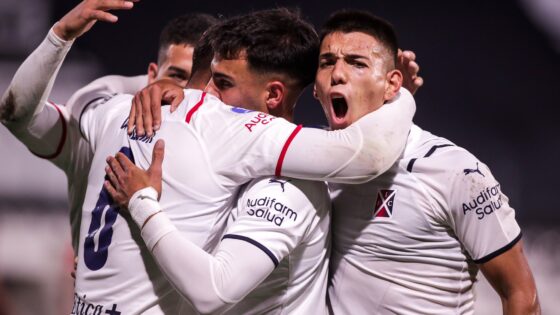 Independiente celebra el 4-0 ante General Caballero, un triunfo que lo hizo volver a sentirse competitivo.
