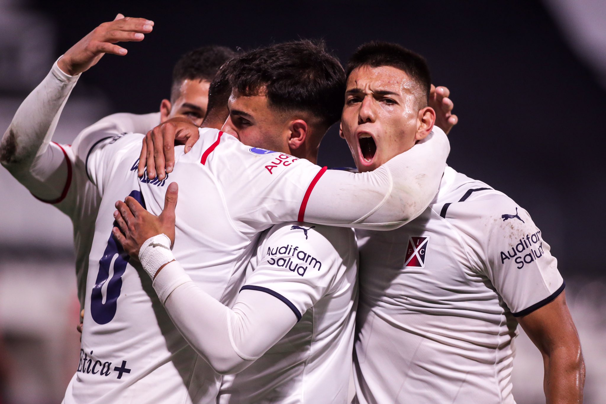 Independiente celebra el 4-0 ante General Caballero, un triunfo que lo hizo volver a sentirse competitivo.