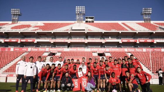 Quique y Mateo junto al plantel y el cuerpo técnico de Independiente. (@Independiente)
