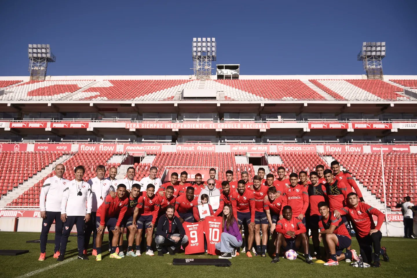 Quique y Mateo junto al plantel y el cuerpo técnico de Independiente. (@Independiente)