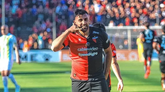 Ramón Ábila festejando un gol.