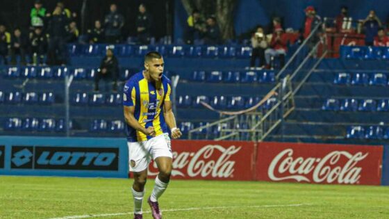 Marcelo Pérez Mosquera es nueve y juega en Sportivo Luqueño