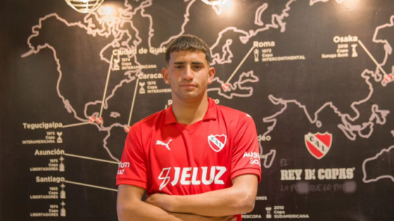 Javier Ruiz firmó su primer contrato. (@Independiente)