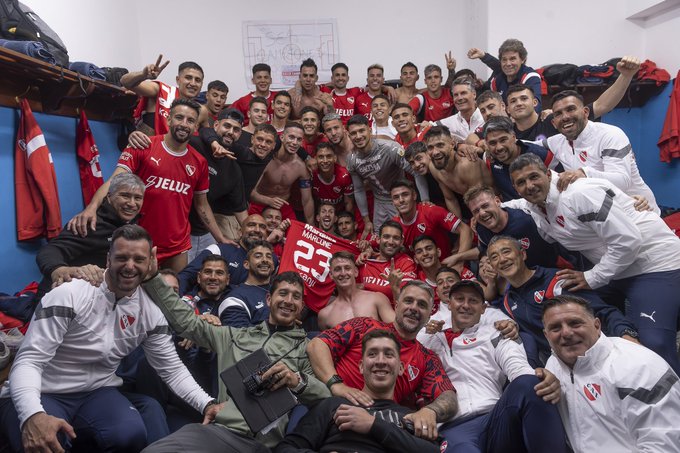 El plantel completo de Independiente tras el 2-0 a Racing