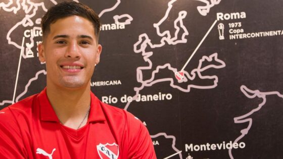 Lucas González firmó su primer contrato.(@Independiente)