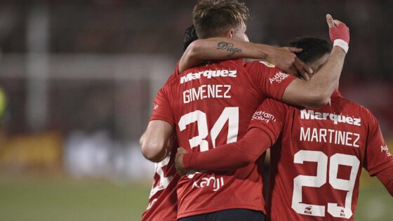 El abrazo de gol de los jugadores del Rojo. (@Independiente)