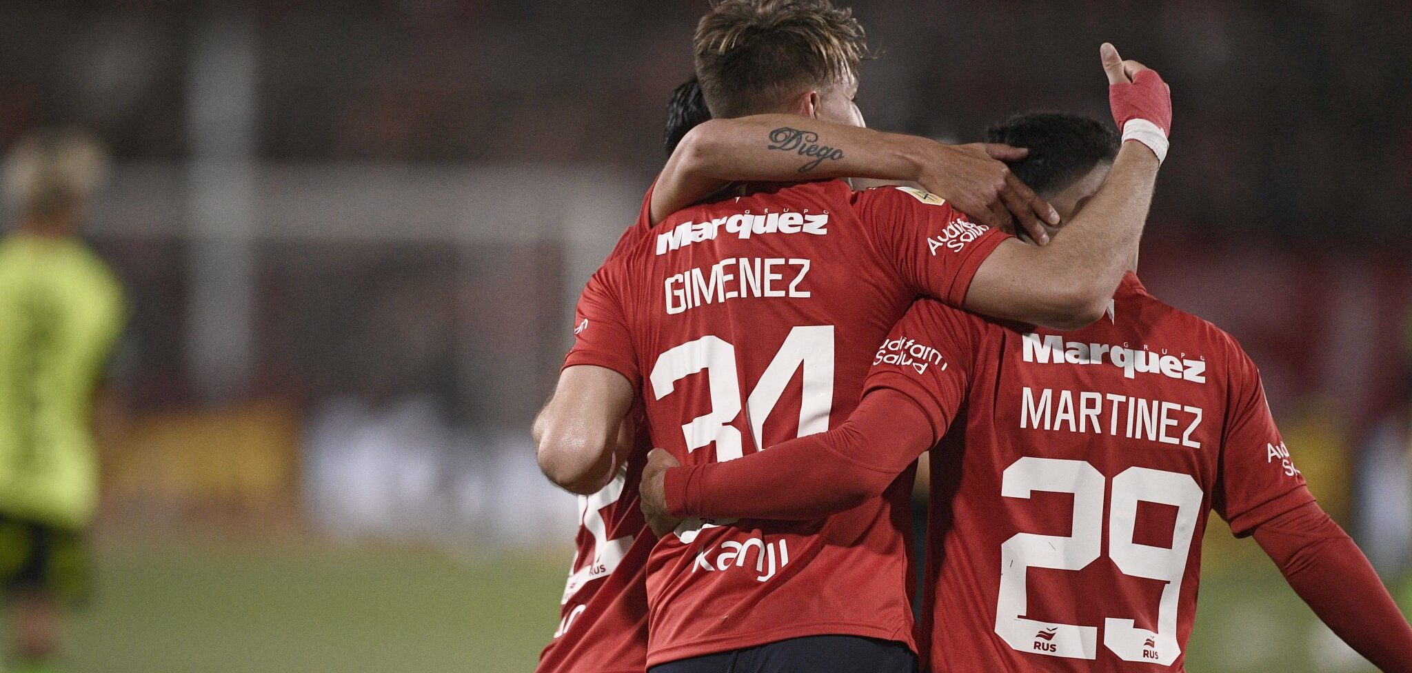 El abrazo de gol de los jugadores del Rojo. (@Independiente)