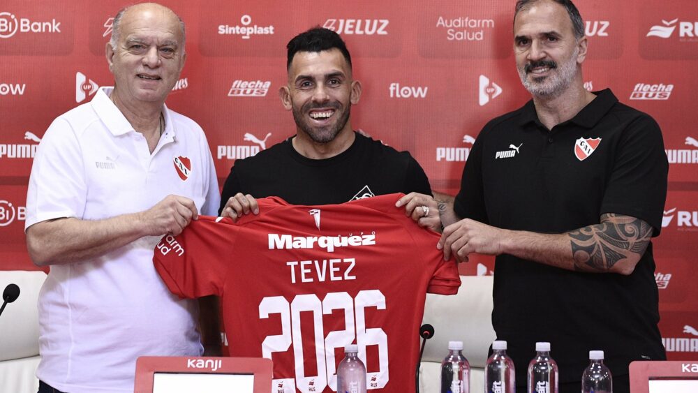 Carlos Tevez renovó su contrato con Independiente