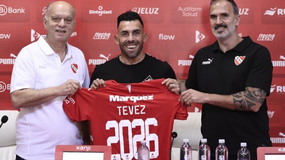 Carlos Tevez renovó su contrato con Independiente