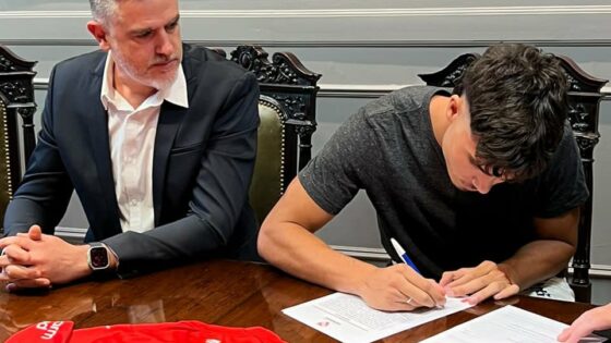 Axel Poza firmó su primer contrato profesional. (@Independiente)