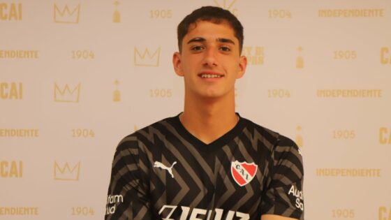 Mateo Morro firmó su primer contrato. (@Independiente)
