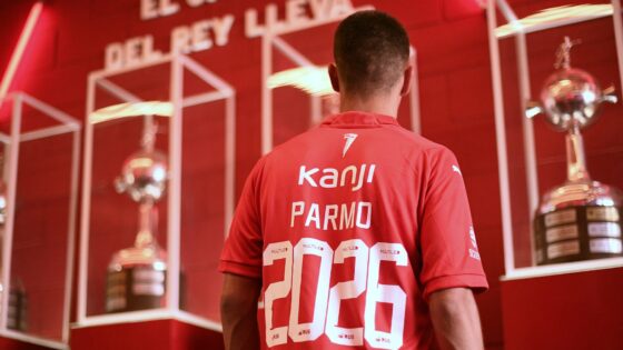 Parmo firmó su primer profesional. (@Independiente)