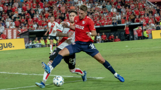 Matías Giménez disputando la pelota con Rodrigo Villagra. (ph.arita)