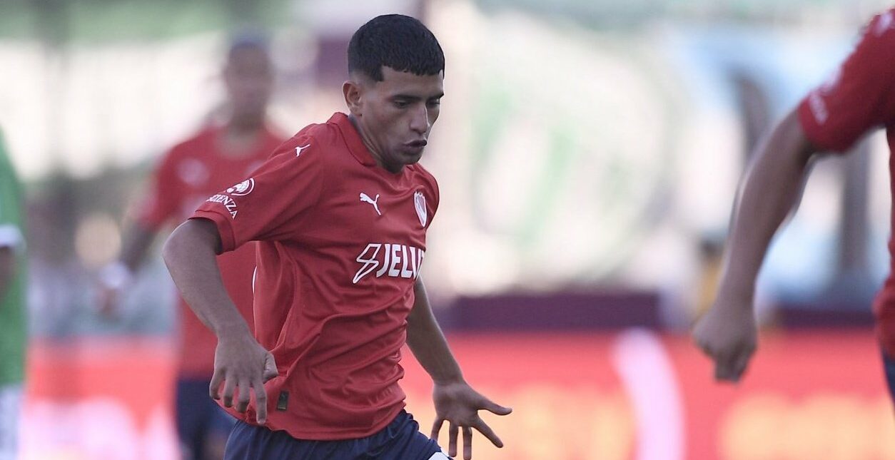 Javier Ruiz, la figura del Rojo ante Laferrere.