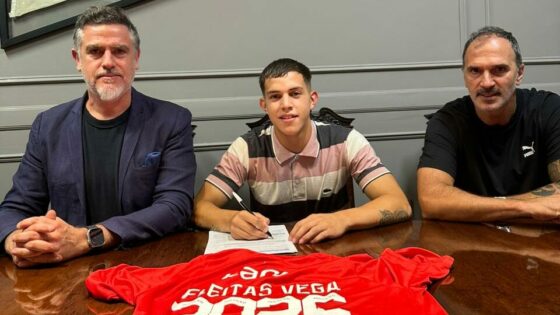Diego Fleitas firmó su primer contrato profesional. (@Independiente)